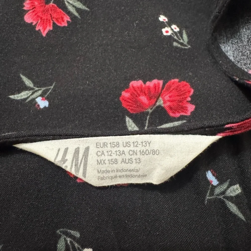 2/15 Black with red flowers V-neck long sleeve top